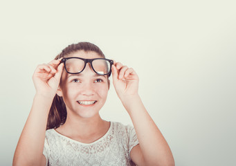 bambina sorridente con occhiali da vista