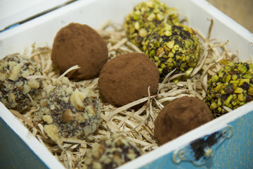 конфеты. шоколад в деревянной коробке