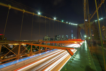 Fototapeta premium Nocny ruch samochodowy na Brooklyn Bridge