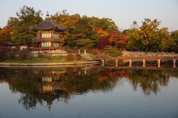 Fototapeta na wymiar Fall colors at the Hyangwon Jeong Pavillion at the Gyeongbokgung Palace in Seoul, South Korea 