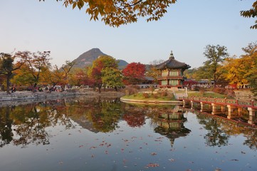 Fototapeta na wymiar Fall colors at the Hyangwon Jeong Pavillion at the Gyeongbokgung Palace in Seoul, South Korea 