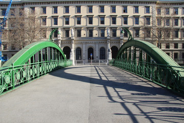 Zollamtsbrücke in Wien mit U-Bahn über dem Wienfluss. 2016