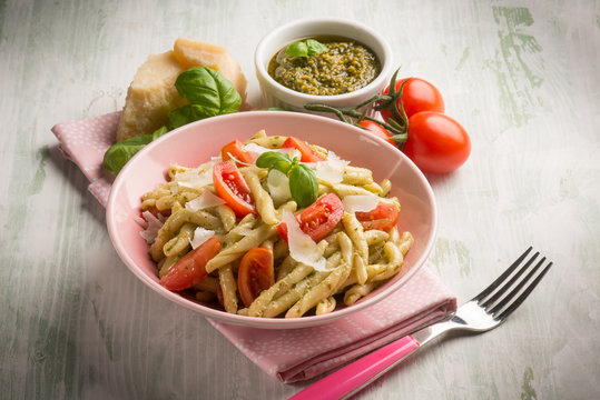 pasta with pesto  tomato e parmesan cheese flake