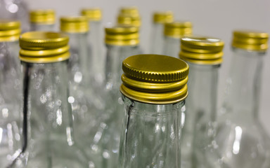   Glasflaschen mit goldenem Schraubverschluss. Detailaufnahme. Ein umweltfreundlicher Einsatz zum...