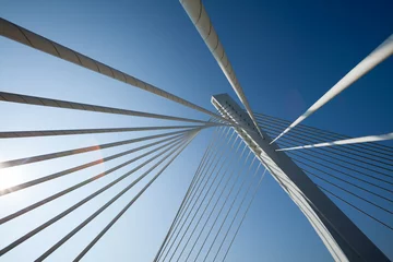 Rolgordijnen Prachtige witte brugstructuur over heldere blauwe lucht © johoo