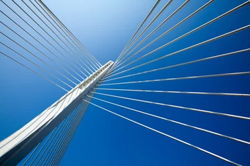 Fototapeten Wunderbare weiße Brückenstruktur über strahlend blauem Himmel © johoo