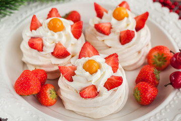 Mini Pavlova meringue cakes
