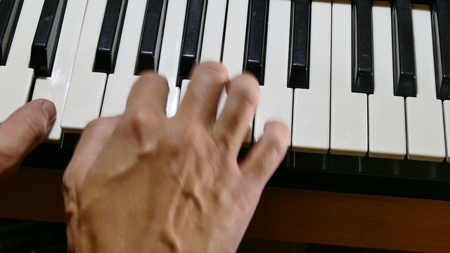 playing synthesizer man piano hand run over keys