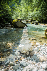 Steinmännchen am Flußufer