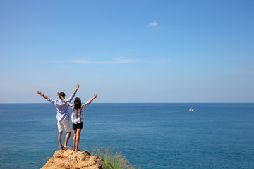 Obraz premium Young couple by the sea