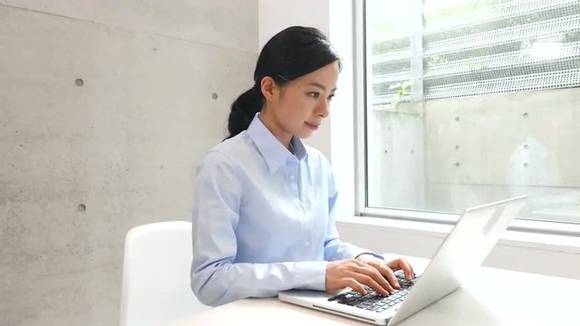パソコンを使う女性