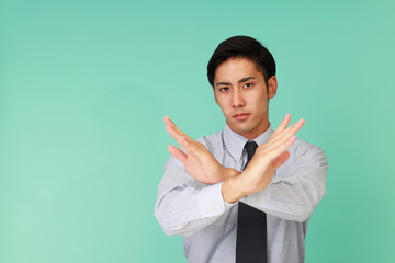 禁止の意思表示をする男性