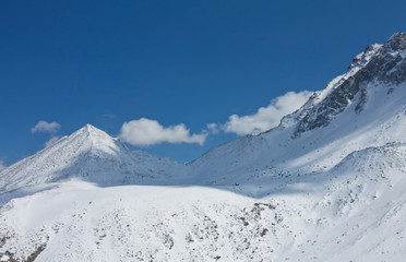 The top of the couloir and side of the mountain in the snow