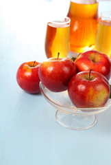 Apple juice and fresh red apples