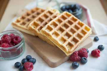 Belgische Waffeln mit frischen Beeren 