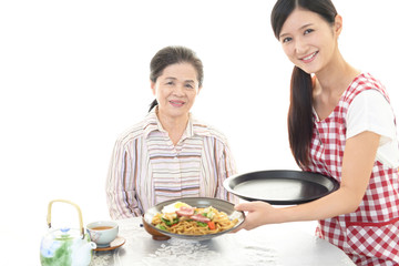 食事を楽しむ高齢者