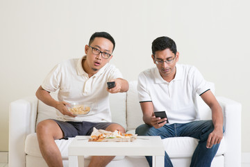 Obraz na płótnie Canvas Men friends watching sport game on tv together