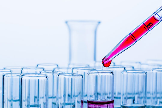 Laborgl&auml;ser bei Versuch in Chemie Labor