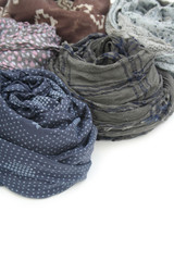 sciarpe colorate su sfondo bianco