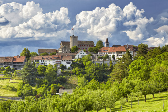 Schwere Wolken &uuml;ber dem St&auml;dtchen Regensberg bei Z&uuml;rich