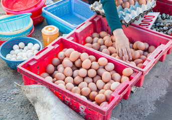 Markt mit Fisch Fleisch Früchten und Gemüse In Phan Thiet in Vietnam