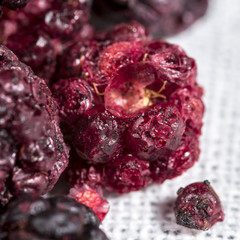  Freeze dried blackberries for cocktails and highballs