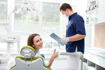 Obraz premium Beautiful young girl is visiting her dental doctor