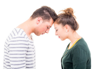 paar geht gemeinsam duch sorgen