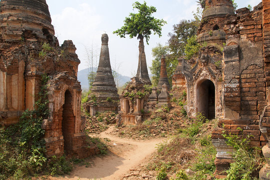 stupy wokół pagody Shwe Inn Thein w Birmie