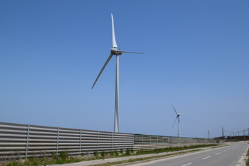 クリーンエネルギー 風力発電／山形県の庄内地方で、各地域に増え続けている風力発電の風景を撮影した写真です。