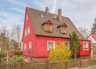Idyllisches Landhaus mit rotem Anstrich