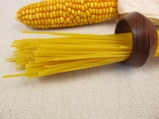 Spaghetti Maisnudeln und ein Maiskolben