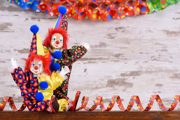 Puppe als Clown mit Faschingskostüm und Textfreiraum
