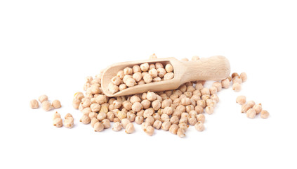 Нут на деревянной ложке, изолированный на белом фоне