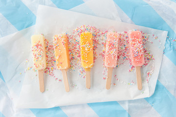 Bunte Eis am Stiel