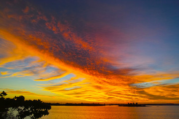 宮古島与那覇湾からの日没後の彩雲
