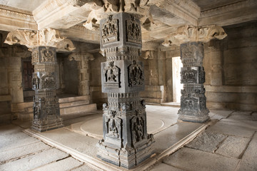 Interior de un templo de Hampi dedicado al dios Shiva. India