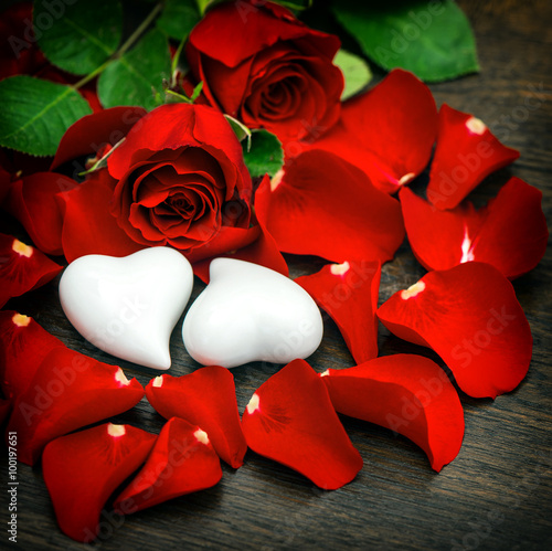 Сердце из лепестков красных роз бесплатно