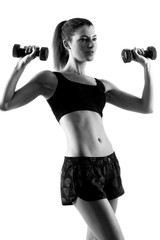 woman lifting dumbbells