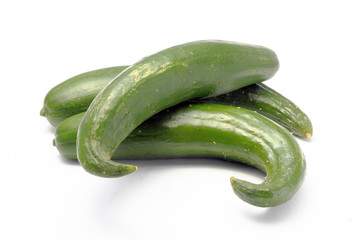 曲がったキュウリ