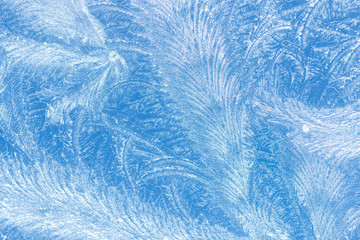 Eisblumen an einer Fensterscheibe