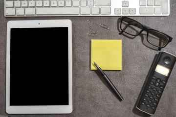 Bureau avec fournitures, stylo et tablette .