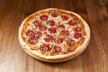 Pizza Primavera z oliwkami i salami