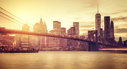 Fotobehang Retro gestileerde Manhattan bij zonsondergang, New York, Verenigde Staten. © MaciejBledowski