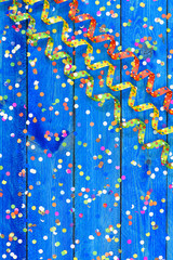 Luftschlangen an Karneval, Silvester oder Geburtstag auf blauem Hintergrund