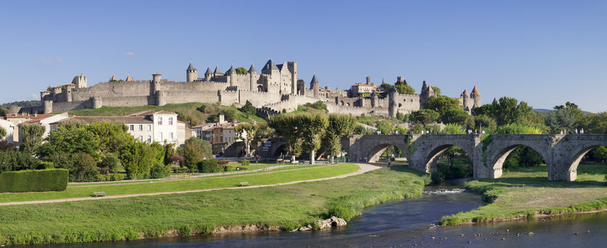 La Cite, medieval fortress city, bridge over River Aude, Carcassonne, Languedoc-Roussillon, France