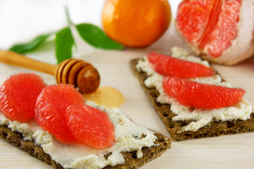 Bruschetta with cream cheese, grapefruit and honey