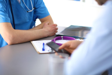 Obraz premium Attractive female doctor shaking a patient's hands in her office