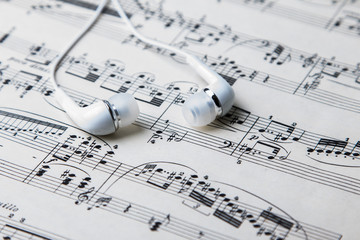 Fototapeta premium Ohrhörer mit Musiknoten