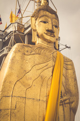 Obraz premium The standing Buddha of Wat Intharawihan in Bangkok, Thailand.